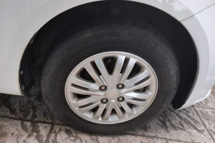 Used Kia K2 2012 Sedan 1.4L MT GLS Commemorative Edition Right Front Wheel Hub