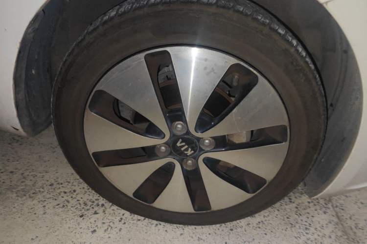 Used Kia K2 2012 Sedan 1.6L Automatic Transmission Premium Commemorative Edition Right Front Wheel Hub