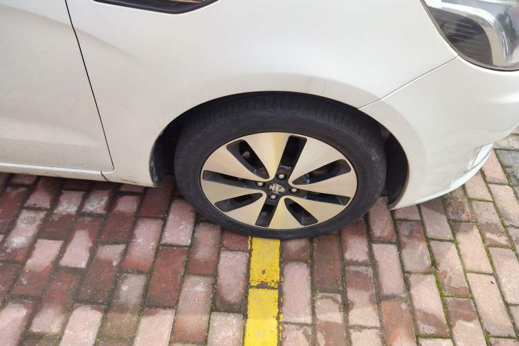 Used Kia K2 2012 Hatchback 1.6L AT Premium Right Front Wheel Hub