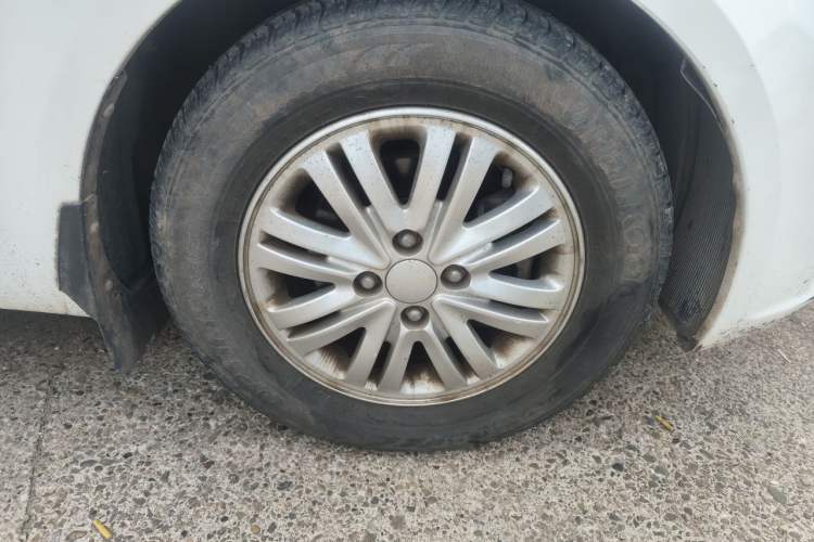 Used Kia K2 2012 Sedan 1.4L Automatic GLS Commemorative Edition Right Front Wheel Hub
