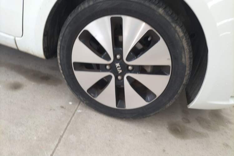 Used Kia K2 2012 Sedan 1.6L Automatic Transmission Premium Commemorative Edition Right Front Wheel Hub