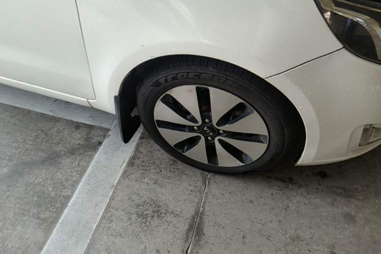 Used Kia K2 2012 Sedan 1.6L Automatic Transmission Premium Commemorative Edition Right Front Wheel Hub