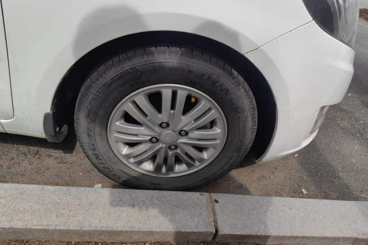 Used Kia K2 2012 Sedan 1.4L MT GLS Commemorative Edition Right Front Wheel Hub