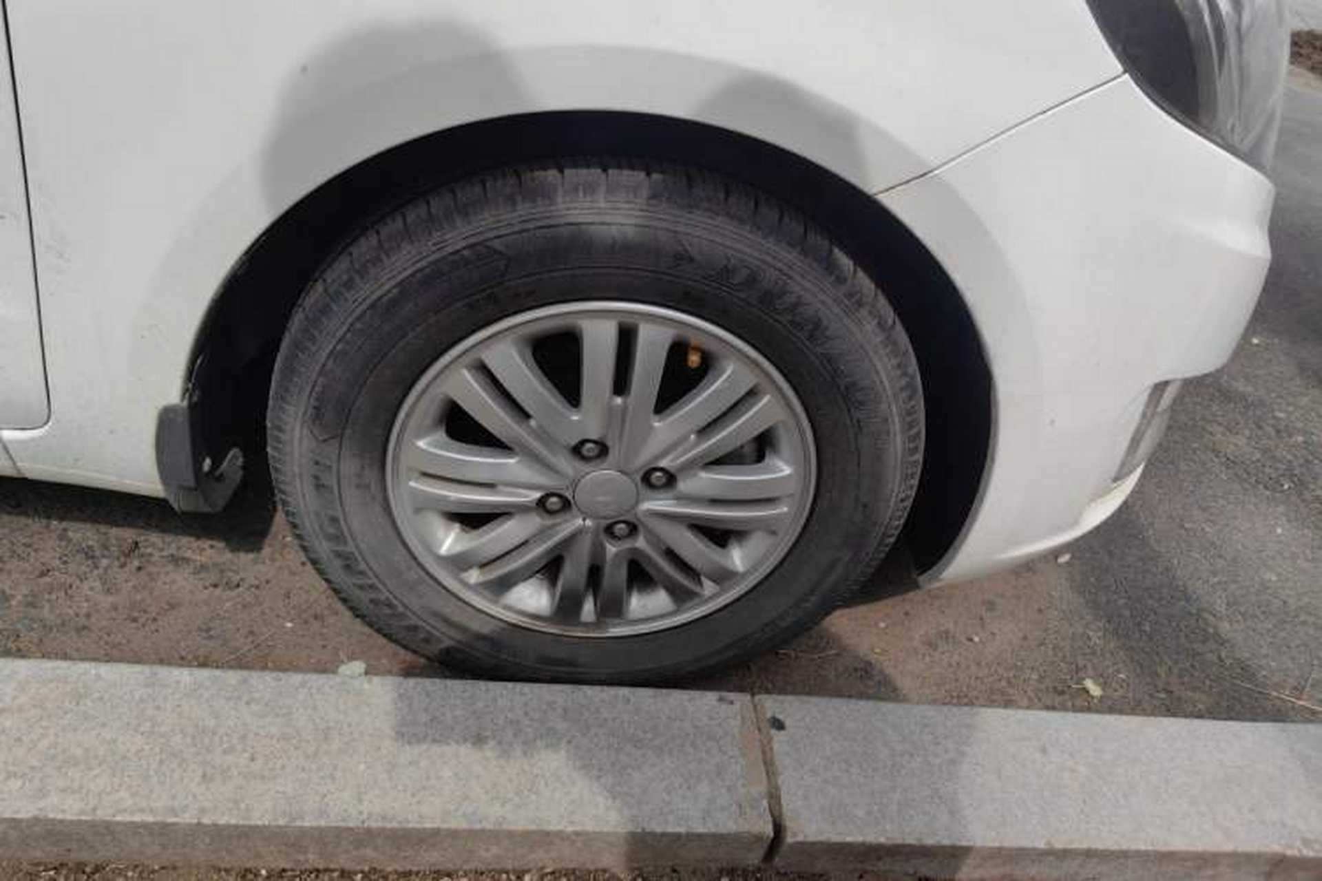 Used Kia K2 2012 Sedan 1.4L MT GLS Commemorative Edition Right Front Wheel Hub