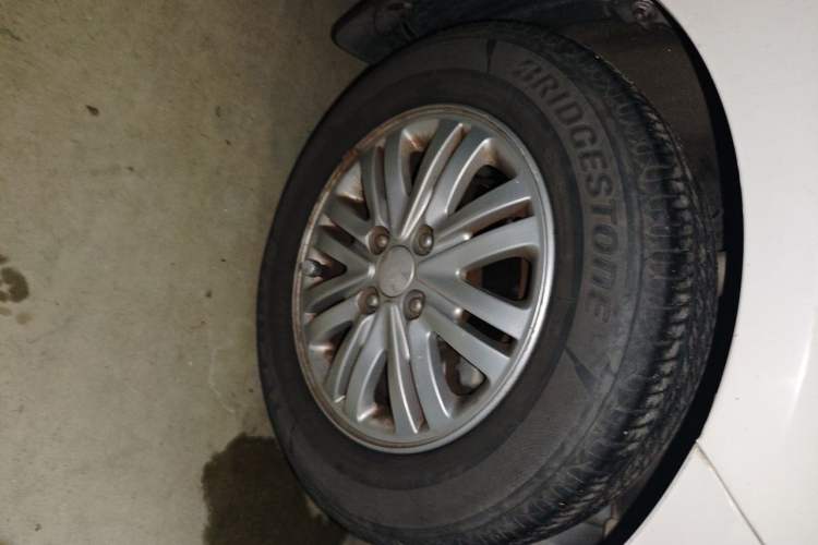 Used Kia K2 2012 Sedan 1.4L Automatic GLS Commemorative Edition Right Front Wheel Hub