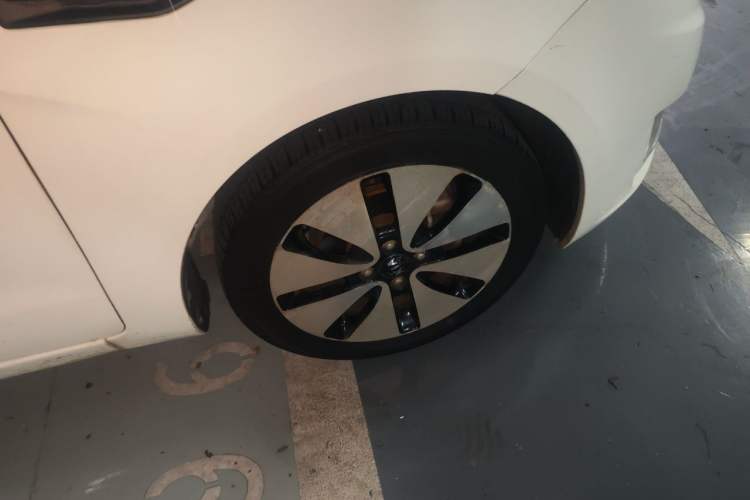 Used Kia K2 2012 Sedan 1.6L Automatic Transmission Premium ECO Commemorative Edition Right Front Wheel Hub