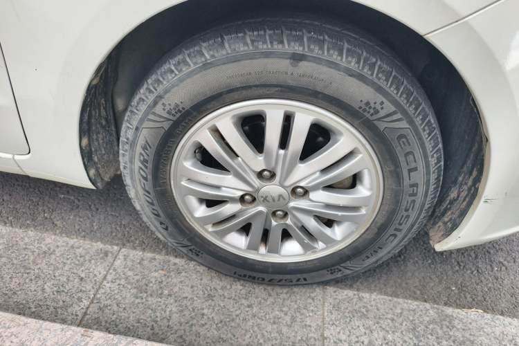 Used Kia K2 2012 Sedan 1.4L Automatic GLS Commemorative Edition Right Front Wheel Hub