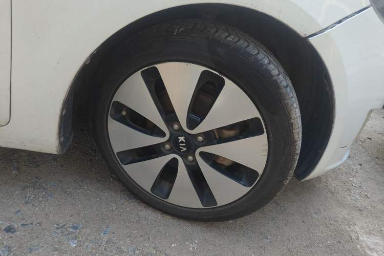 Used Kia K2 2012 Sedan 1.6L AT Premium ECO Right Front Wheel Hub