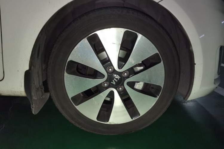 Used Kia K2 2012 Sedan 1.6L Automatic Transmission Premium Commemorative Edition Right Front Wheel Hub
