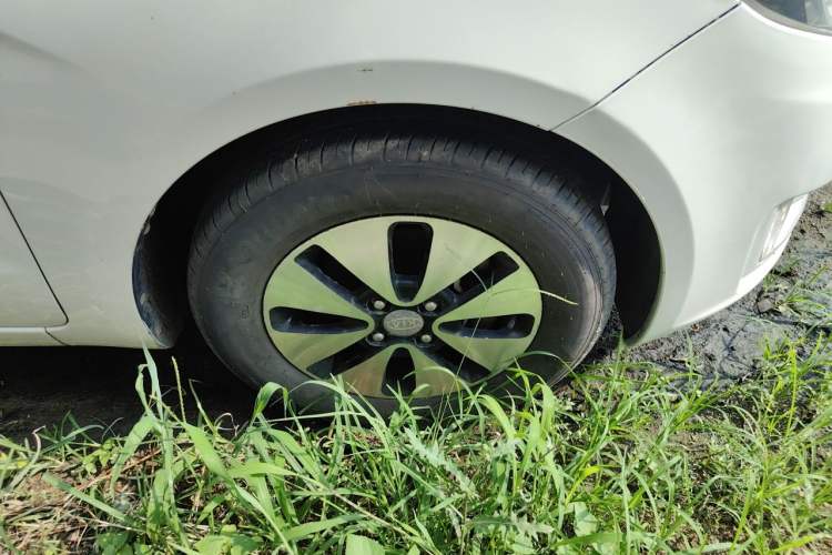 Used Kia K2 2012 Sedan 1.4L MT GLS Commemorative Edition Right Front Wheel Hub