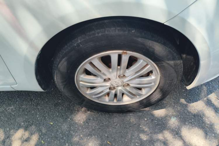 Used Kia K2 2012 Sedan 1.4L Automatic GLS Commemorative Edition Right Front Wheel Hub