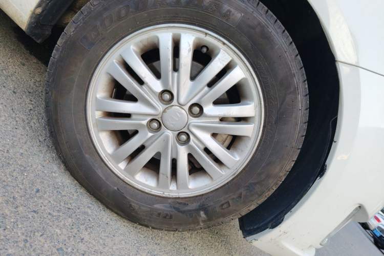 Used Kia K2 2012 Sedan 1.4L Automatic GLS Commemorative Edition Right Front Wheel Hub