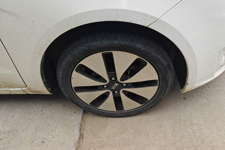 Used Kia K2 2012 Sedan 1.6L Automatic Transmission Premium Commemorative Edition Right Front Wheel Hub