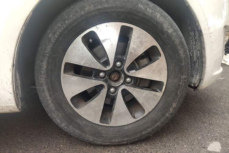 Used Kia K2 2012 Sedan 1.4L MT GLS Commemorative Edition Right Front Wheel Hub