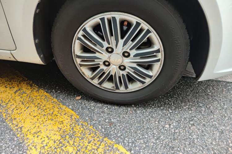 Used Kia K2 2012 Sedan 1.4L Automatic GLS Commemorative Edition Right Front Wheel Hub