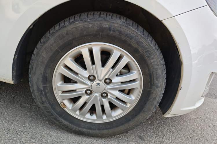 Used Kia K2 2012 Sedan 1.4L MT GLS Commemorative Edition Right Front Wheel Hub
