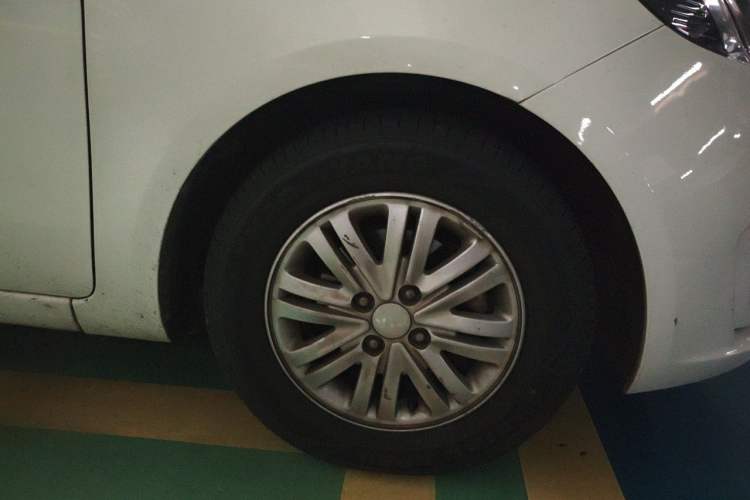 Used Kia K2 2012 Sedan 1.4L Automatic GLS Commemorative Edition Right Front Wheel Hub