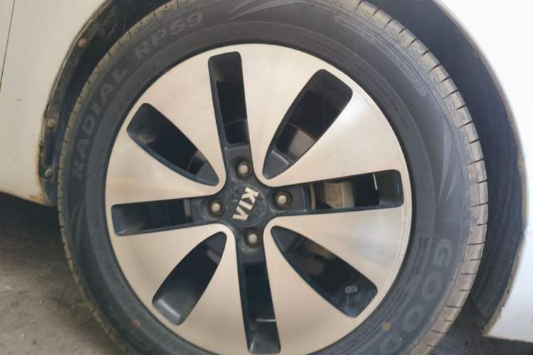 Used Kia K2 2012 Sedan 1.6L Automatic Transmission Premium Commemorative Edition Right Front Wheel Hub