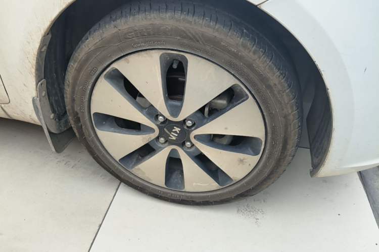 Used Kia K2 2012 Sedan 1.6L AT Premium ECO Right Front Wheel Hub