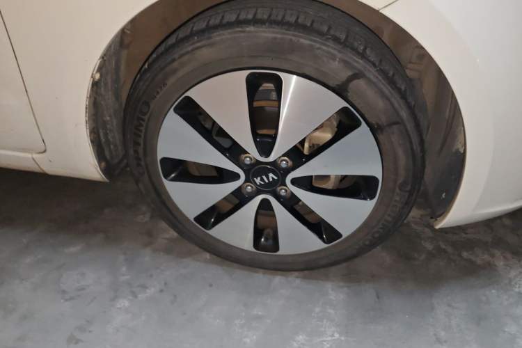 Used Kia K2 2012 Sedan 1.6L Automatic Transmission Premium Commemorative Edition Right Front Wheel Hub