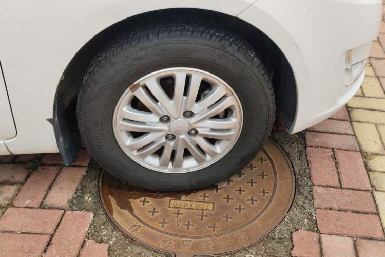 Used Kia K2 2012 Sedan 1.4L Automatic GLS Commemorative Edition Right Front Wheel Hub