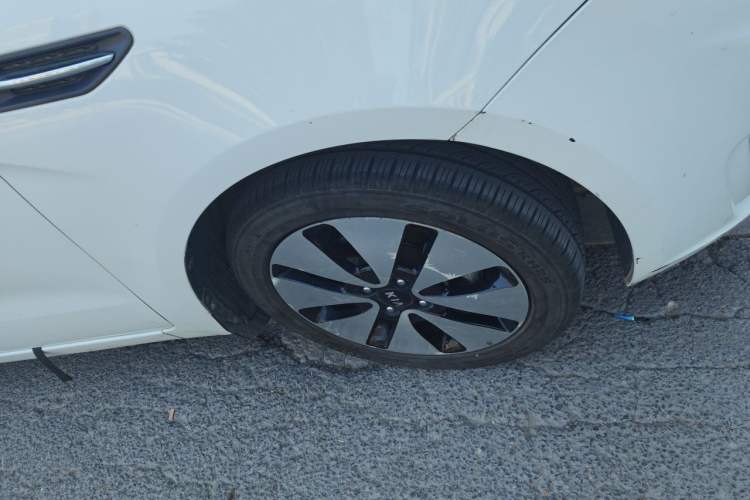 Used Kia K2 2012 Sedan 1.6L Automatic Transmission Premium Commemorative Edition Right Front Wheel Hub