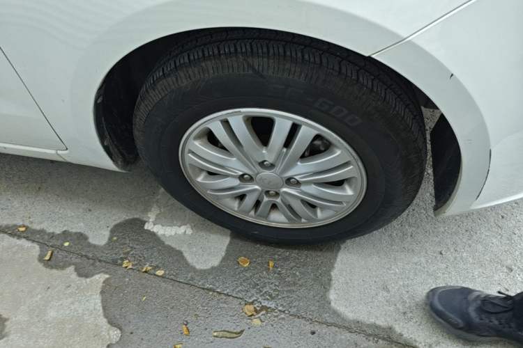 Used Kia K2 2012 Sedan 1.4L Automatic GLS Commemorative Edition Right Front Wheel Hub