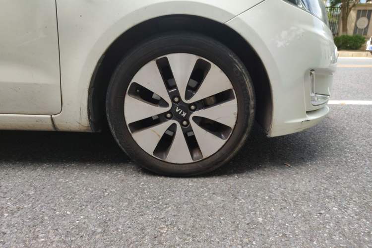 Used Kia K2 2012 Sedan 1.6L Automatic Transmission Premium Commemorative Edition Right Front Wheel Hub