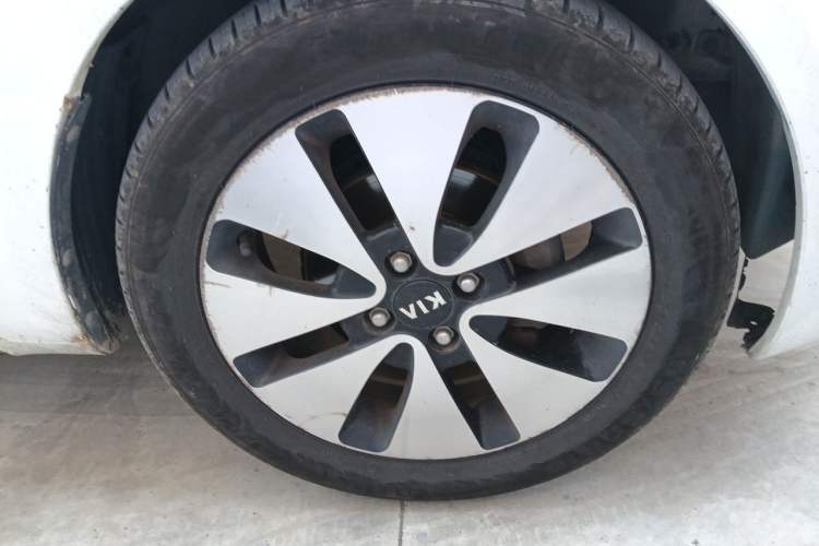 Used Kia K2 2012 Sedan 1.6L Automatic Transmission Premium Commemorative Edition Right Front Wheel Hub