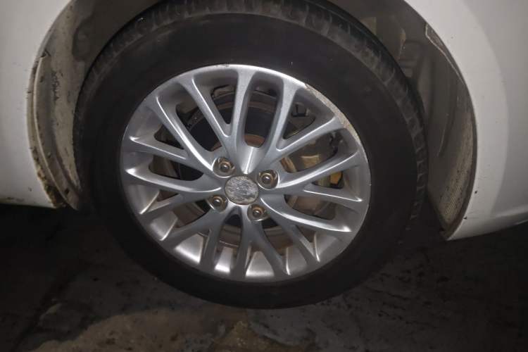 Used Kia K2 2012 Sedan 1.4L Automatic GLS Commemorative Edition Right Front Wheel Hub