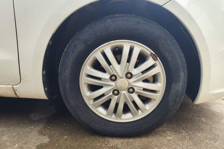 Used Kia K2 2012 Sedan 1.4L Automatic GLS Commemorative Edition Right Front Wheel Hub