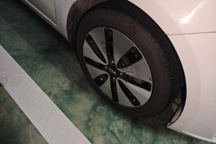 Used Kia K2 2012 Sedan 1.6L AT Premium ECO Right Front Wheel Hub
