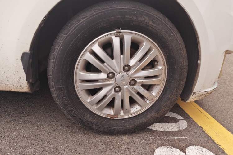 Used Kia K2 2012 Sedan 1.4L Automatic GLS Commemorative Edition Right Front Wheel Hub