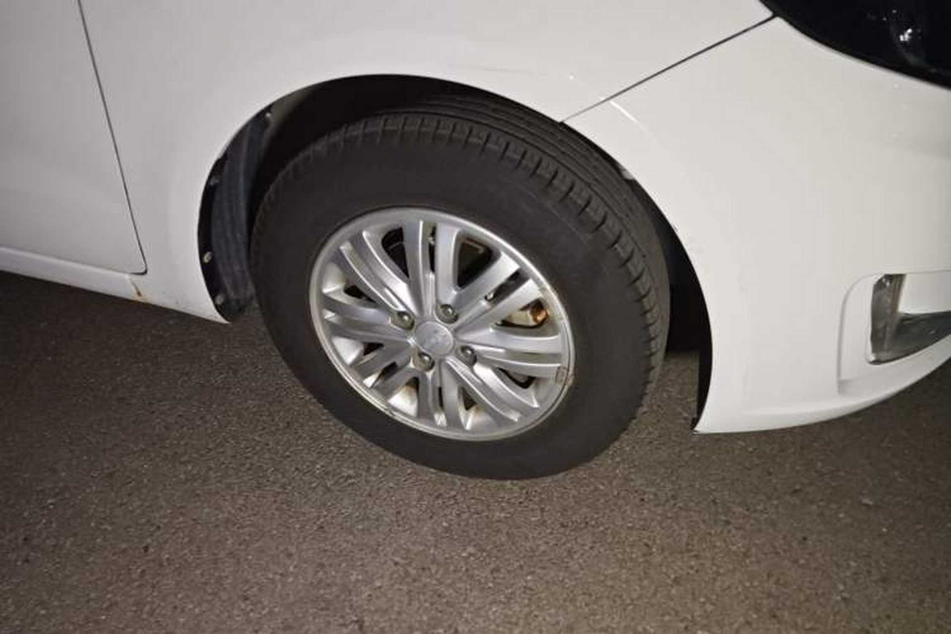 Used Kia K2 2012 Sedan 1.4L Automatic GLS Commemorative Edition Right Front Wheel Hub