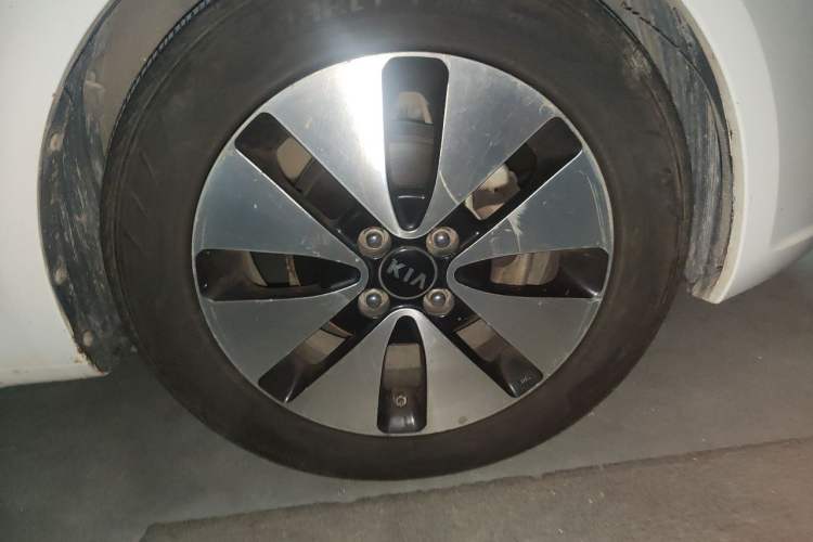 Used Kia K2 2012 Sedan 1.6L Automatic Transmission Premium Commemorative Edition Right Front Wheel Hub