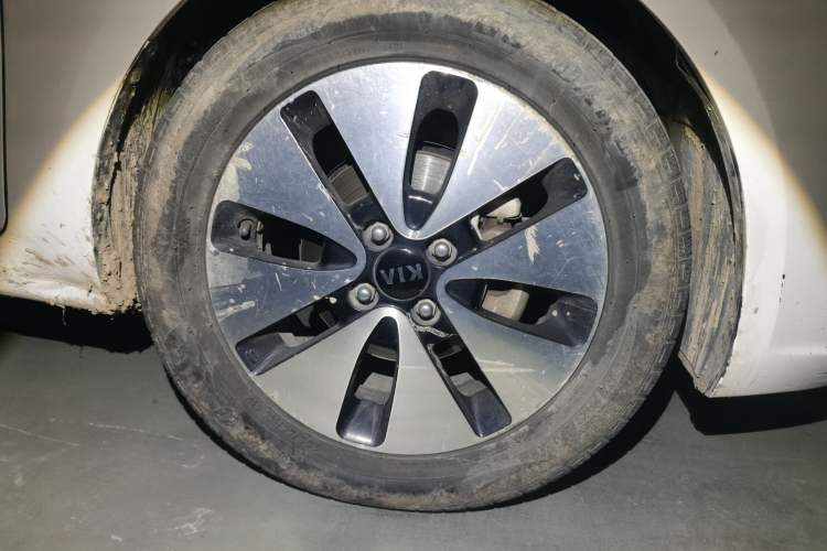 Used Kia K2 2012 Hatchback 1.6L AT Premium Commemorative Edition Right Front Wheel Hub