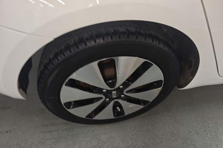 Used Kia K2 2012 Sedan 1.6L Automatic Transmission Premium Commemorative Edition Right Rear Wheel Hub