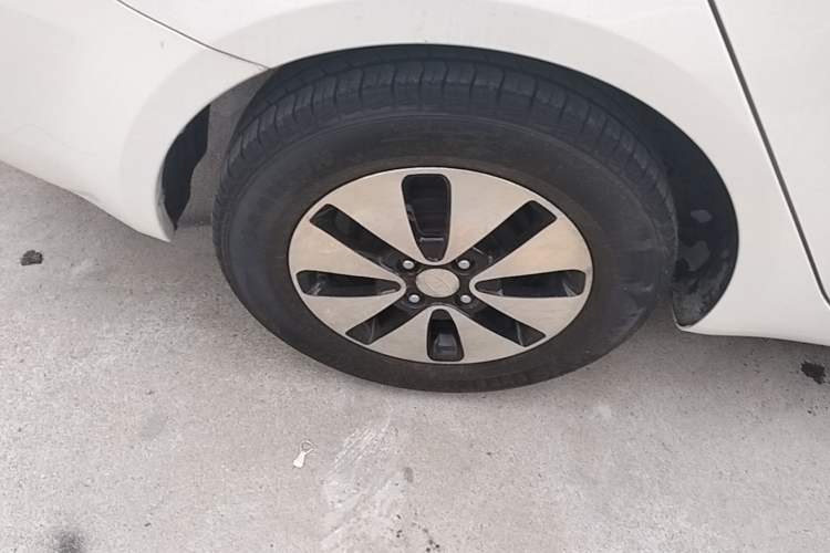 Used Kia K2 2012 Sedan 1.4L Automatic GLS Commemorative Edition Right Rear Wheel Hub