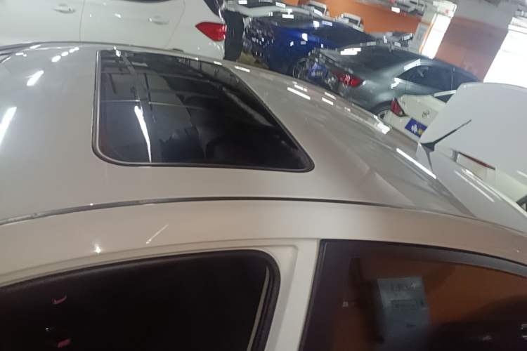 Used Kia K2 2012 Sedan 1.4L MT TOP Commemorative Edition Roof