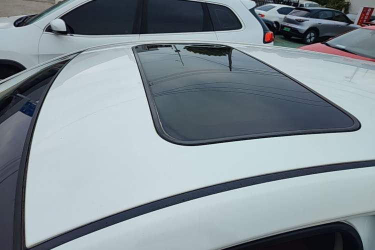 Used Kia K2 2012 Hatchback 1.4L MT Cool Edition Commemorative Model Roof