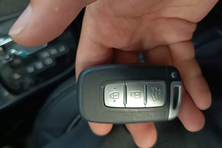 Used Kia K2 2012 Sedan 1.6L Automatic Transmission Premium Commemorative Edition Vehicle Key