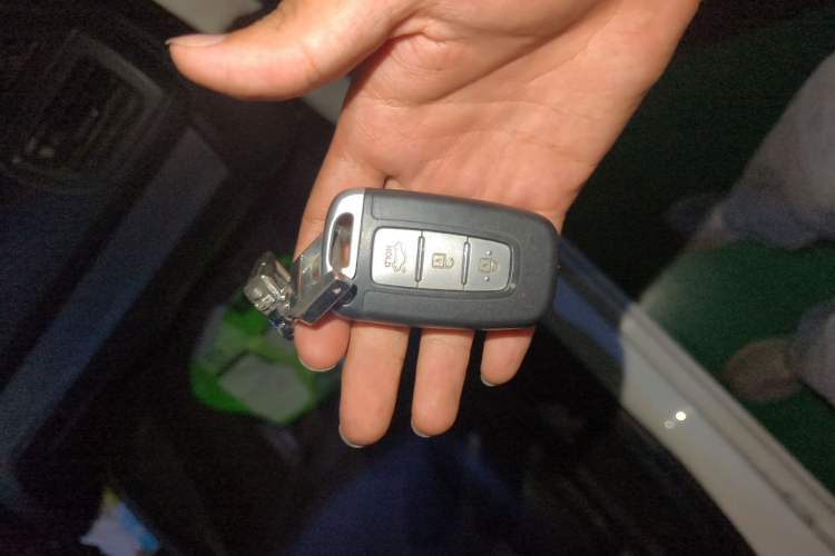 Used Kia K2 2012 Sedan 1.6L Automatic Transmission Premium Commemorative Edition Vehicle Key
