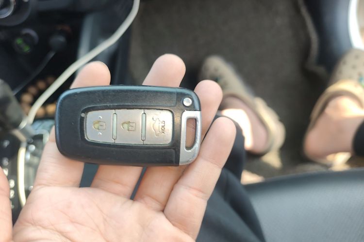 Used Kia K2 2012 Sedan 1.6L Automatic Transmission Premium Commemorative Edition Vehicle Key