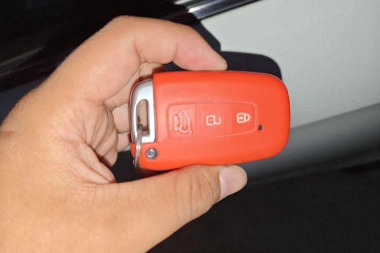 Used Kia K2 2012 Sedan 1.6L Automatic Transmission Premium Commemorative Edition Vehicle Key