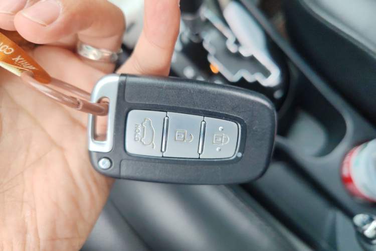 Used Kia K2 2012 Hatchback 1.6L AT Premium Commemorative Edition Vehicle Key