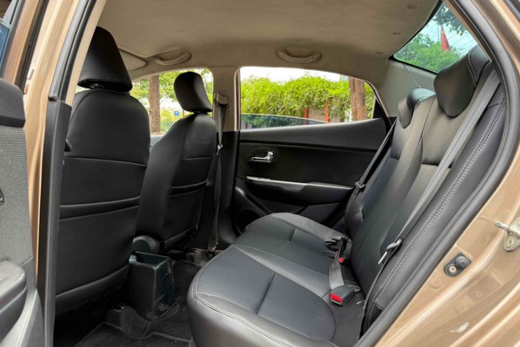 Used Kia K2 2012 Sedan 1.4L MT GLS Commemorative Edition Interior 4