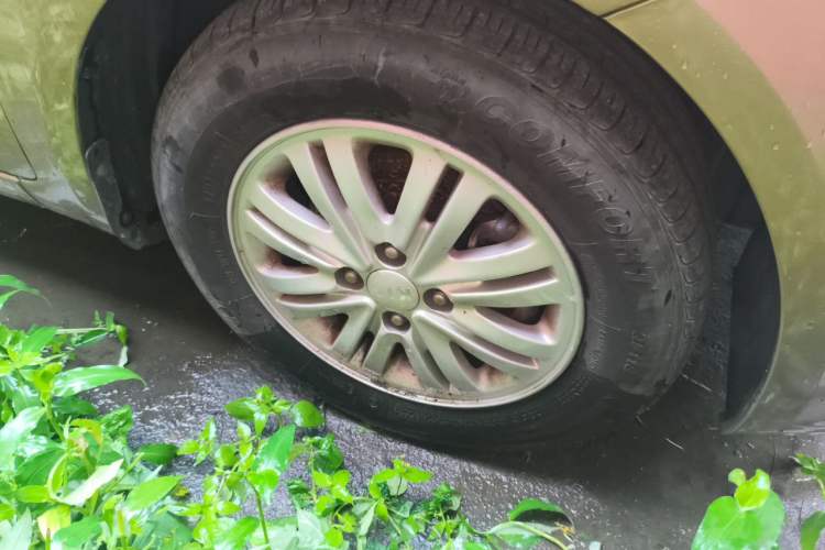 Used Kia K2 2012 Sedan 1.4L Automatic GLS Commemorative Edition Right Front Wheel Hub
