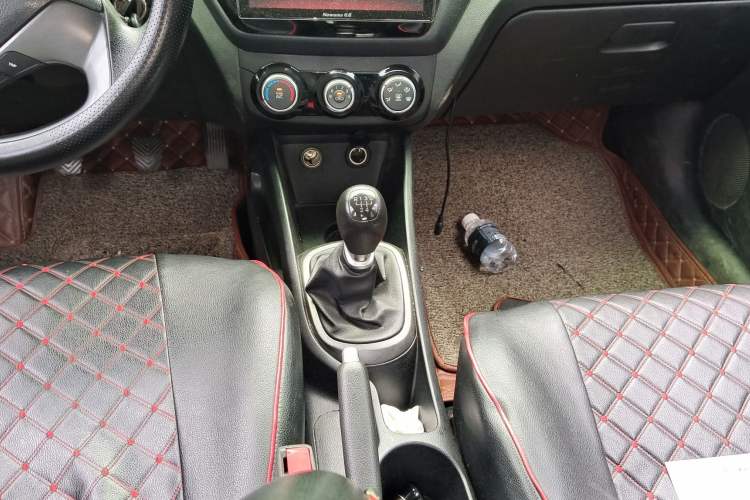 Used Kia K2 2015 Sedan 1.4L MT GLS Interior 4