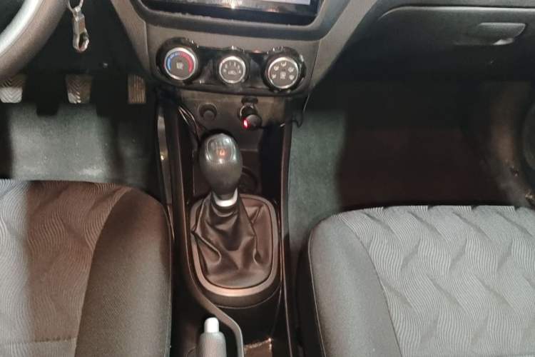 Used Kia K2 2015 Sedan 1.4L MT GLS Interior 4