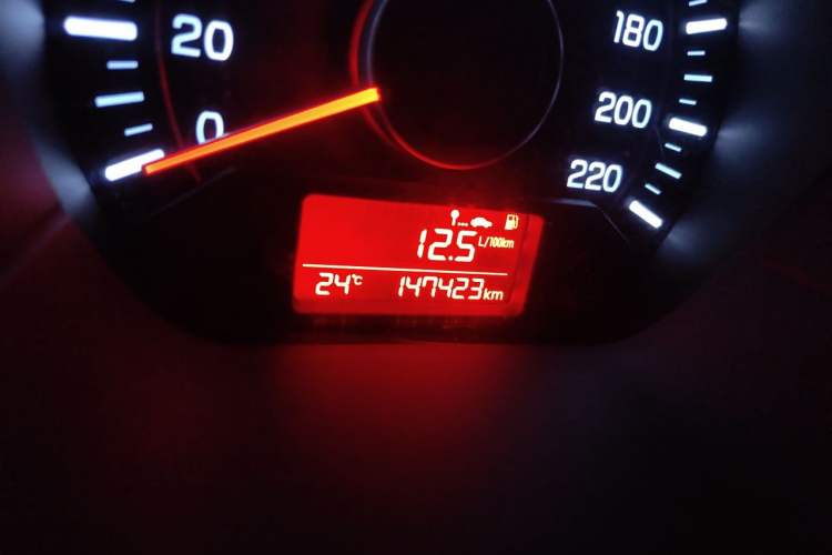 Used Kia K2 2015 Sedan 1.4L MT GLS Odometer Close Up